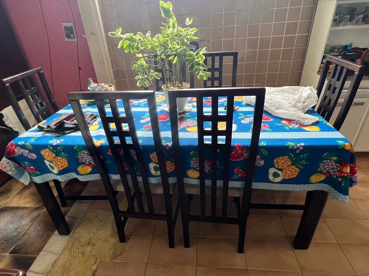 Mesa de madeira com vidro com 6 cadeiras  - Foto 2