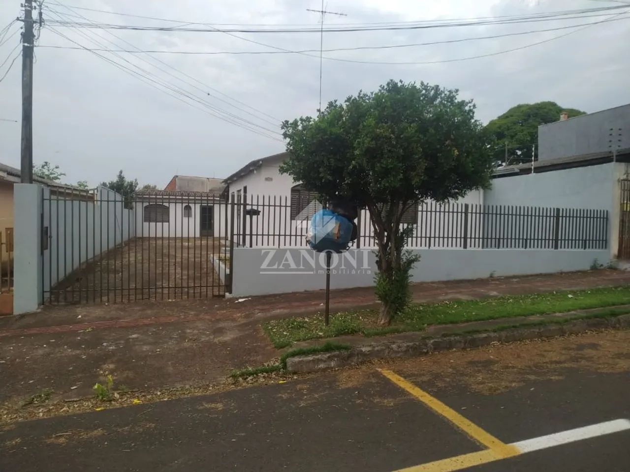 Casa da Frente com 03 quartos e demais dependencias , casa dos fundos com 01 quarto e dema - Foto 2