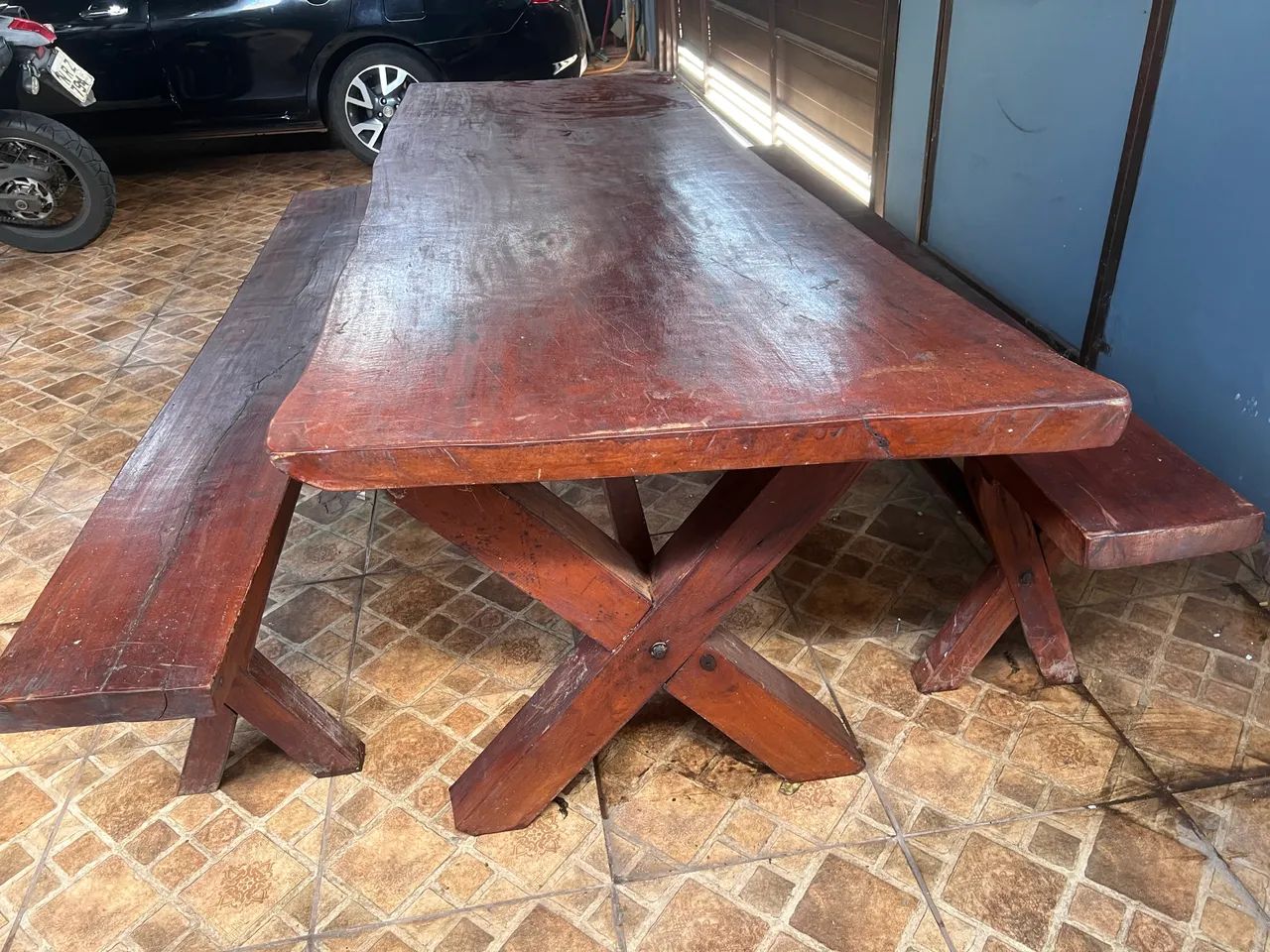 Mesa em madeira rústica com bancos - Foto 4