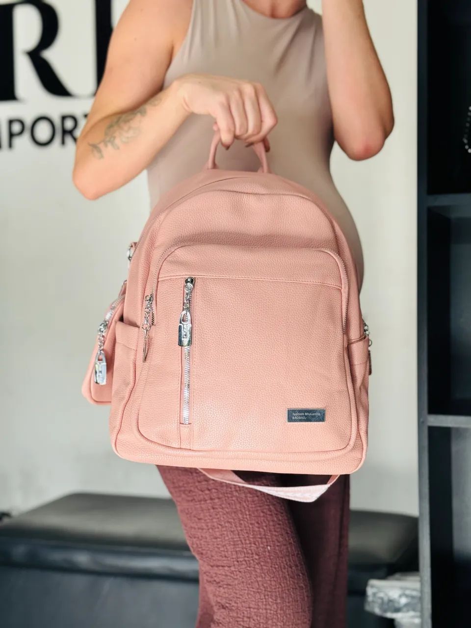 Mochila feminina em couro  - Foto 5