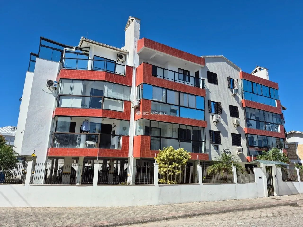 Apartamento ensolarado 2 dormitórios em área nobre - Foto 2