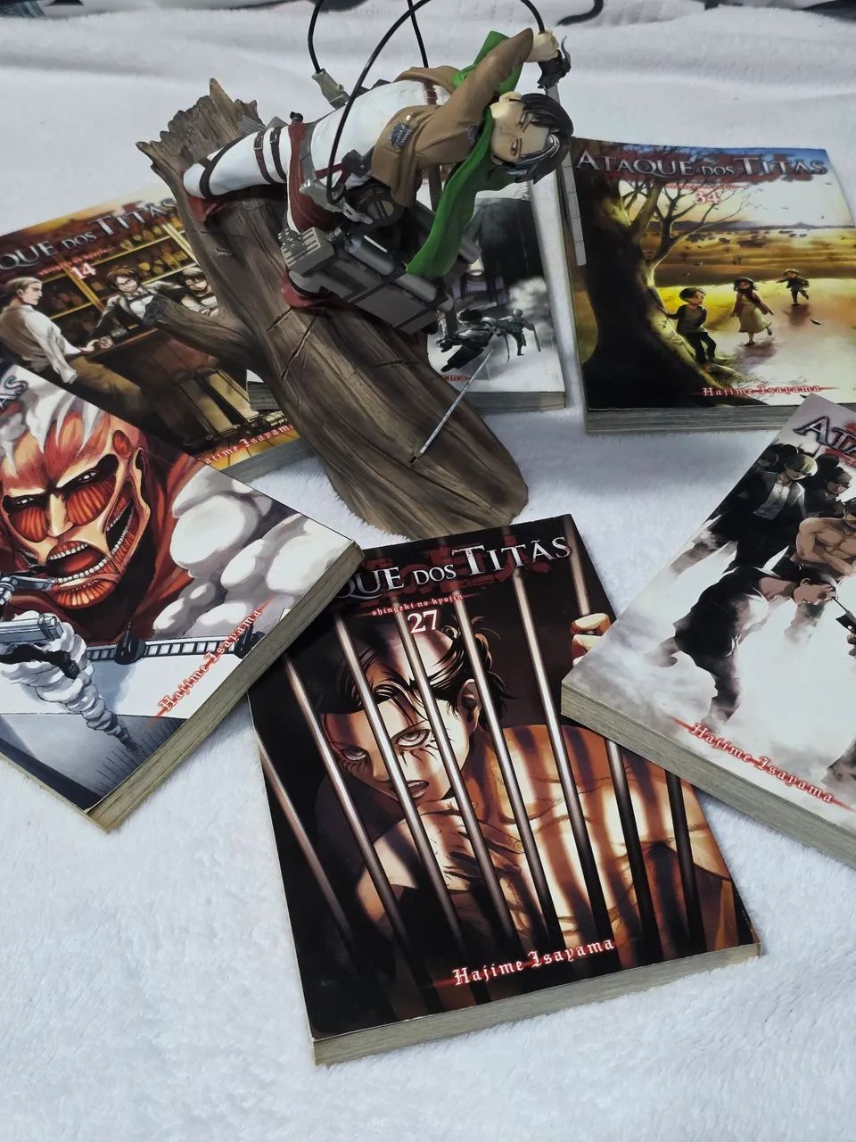 6 Mangás Attack on Titan Panini + Action figure Levi (bootleg) - Foto 2