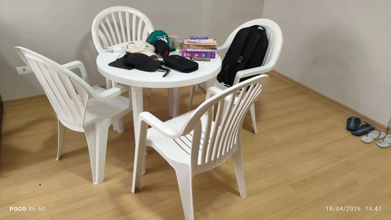 Mesa e quatro cadeiras plástico 