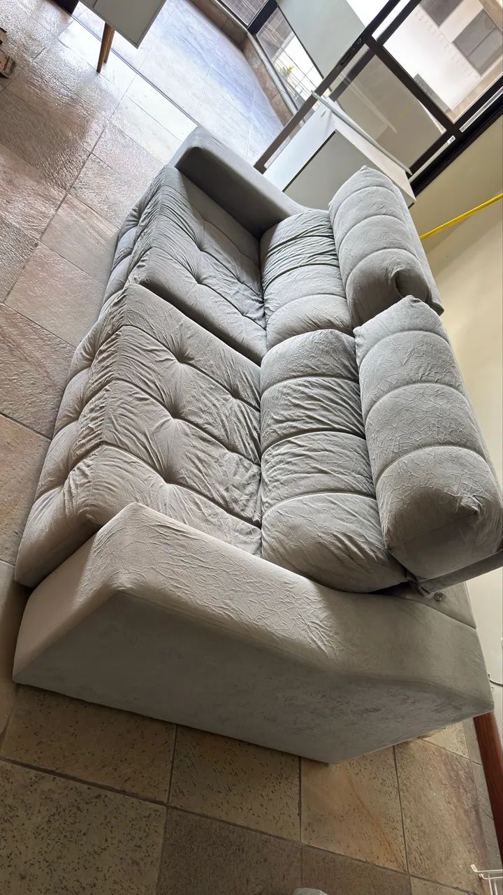 Sofá retrátil cinza suede de 2,5 metros - Foto 4