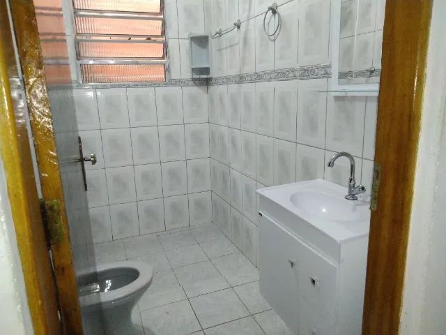 Casa 3 cômodos grandes e com boa área de serviço piso suberior de sobrado - Foto 2