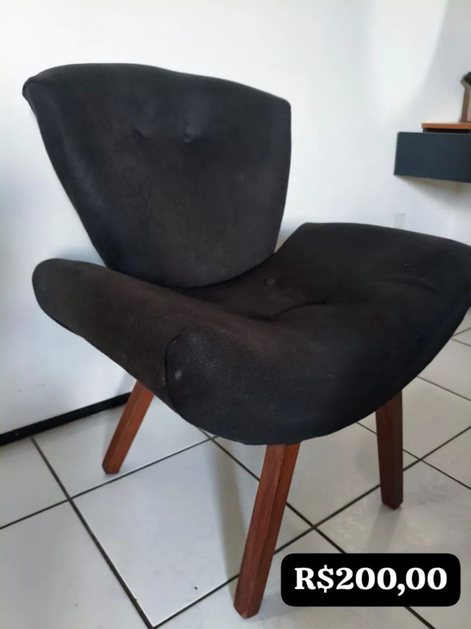 Vendo poltrona preta aveludado.