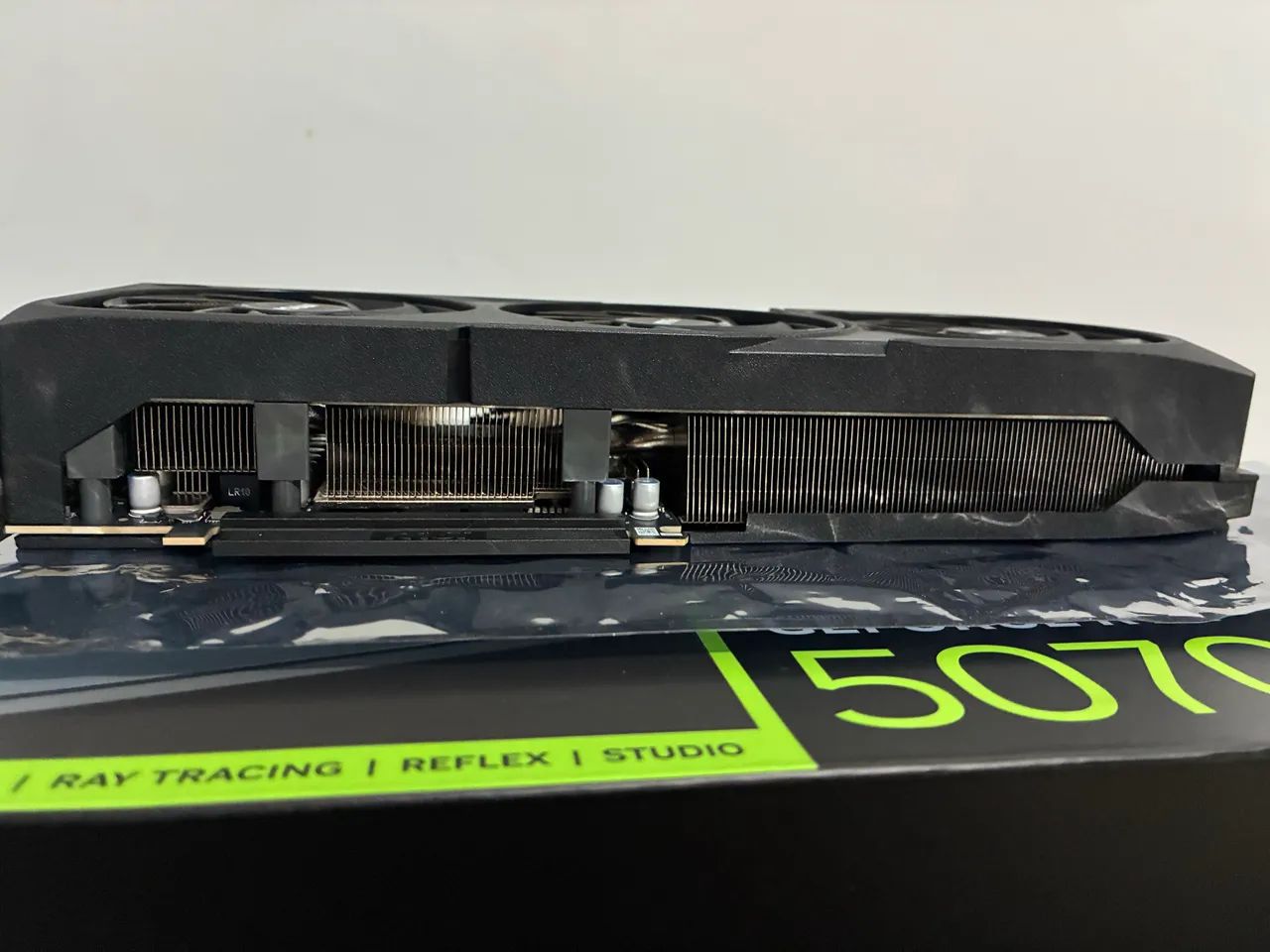 RTX 5070 MSI Shadow 3x - Foto 5