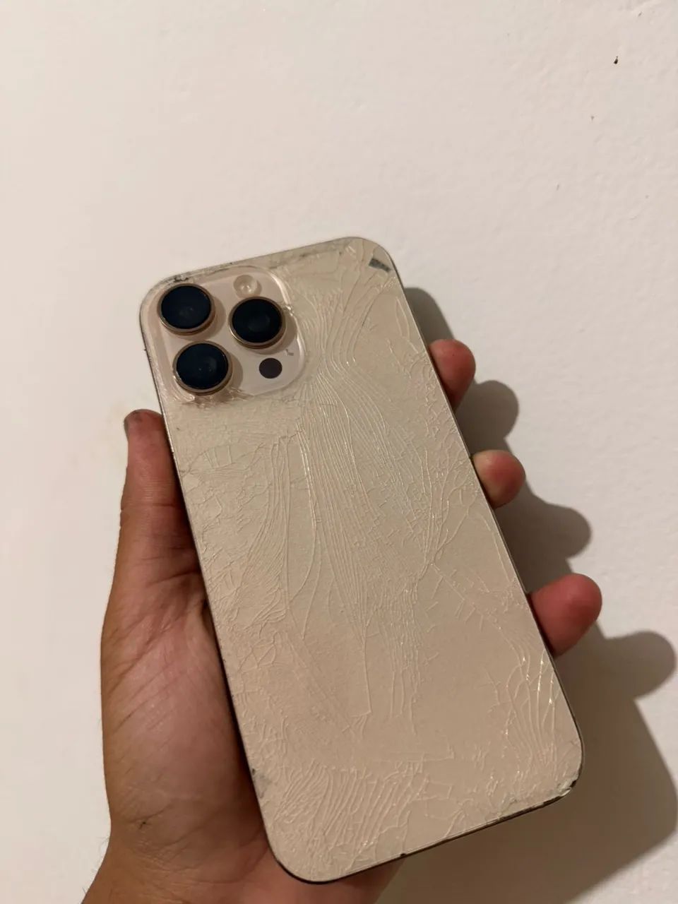 iPhone 16 pro max trincado 