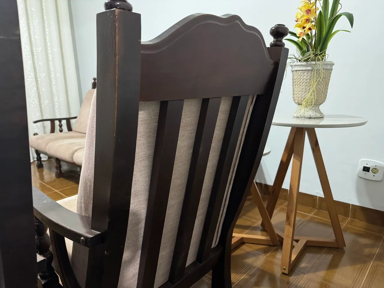 Conjunto de sofá e poltronas madeira maciça retrô  - Foto 2
