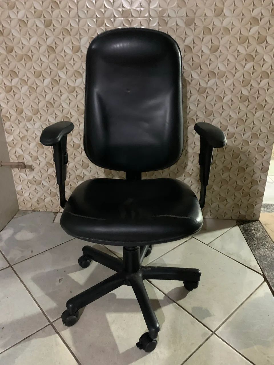 Cadeira ergonômica escritório com ajustes de braço e altura.  Confortável de couro