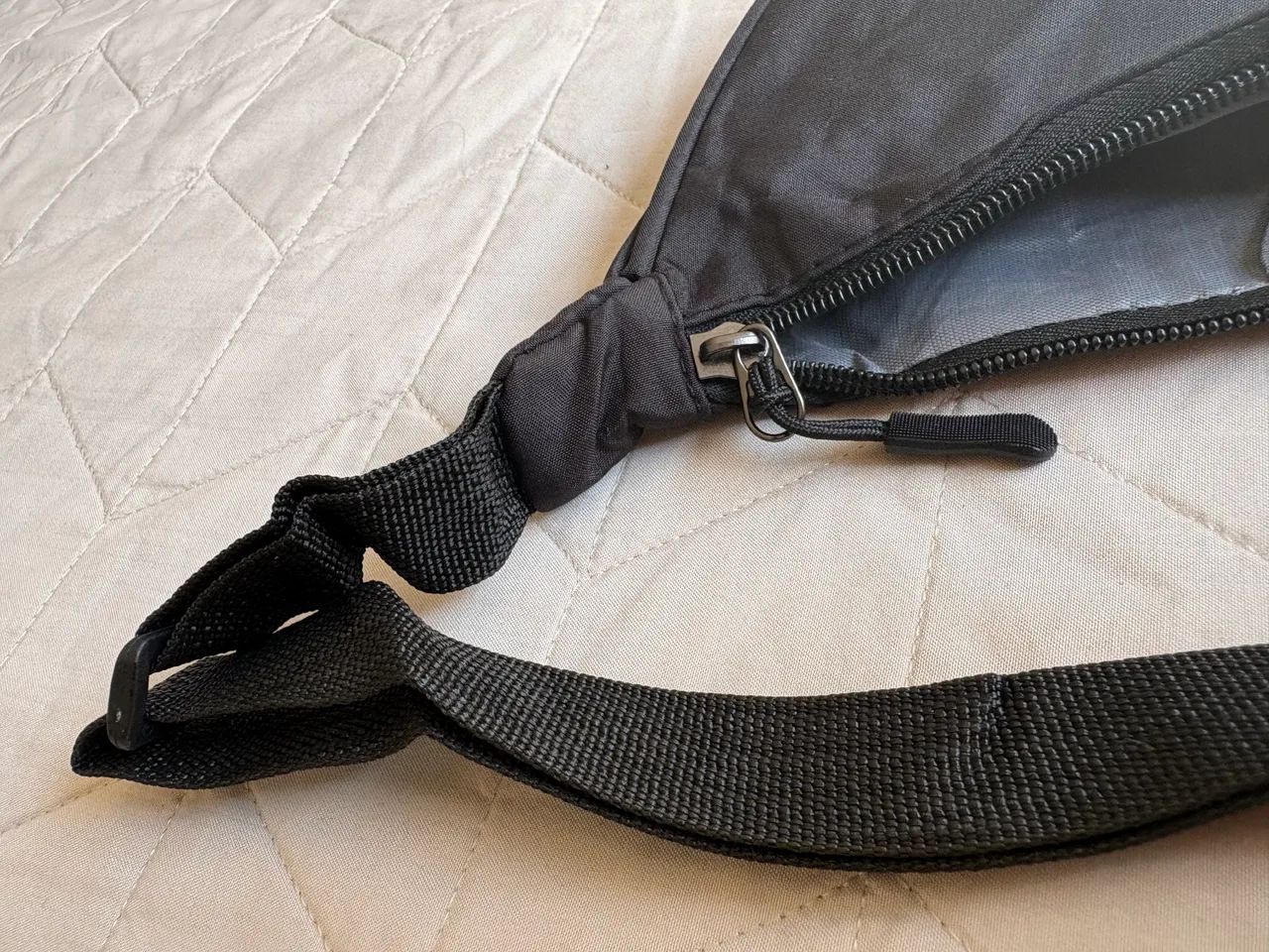 Bolsa transversal meia lua - preta/ amarela - Foto 4