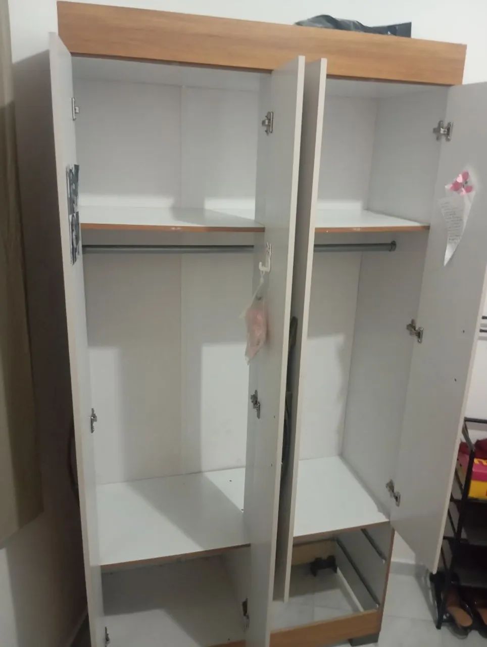 Guarda roupa 4 portas 2 gavetas para vender - Foto 3