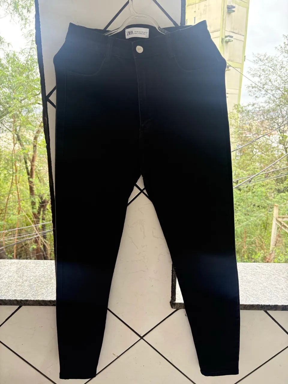Calça preta Zara com stretch.