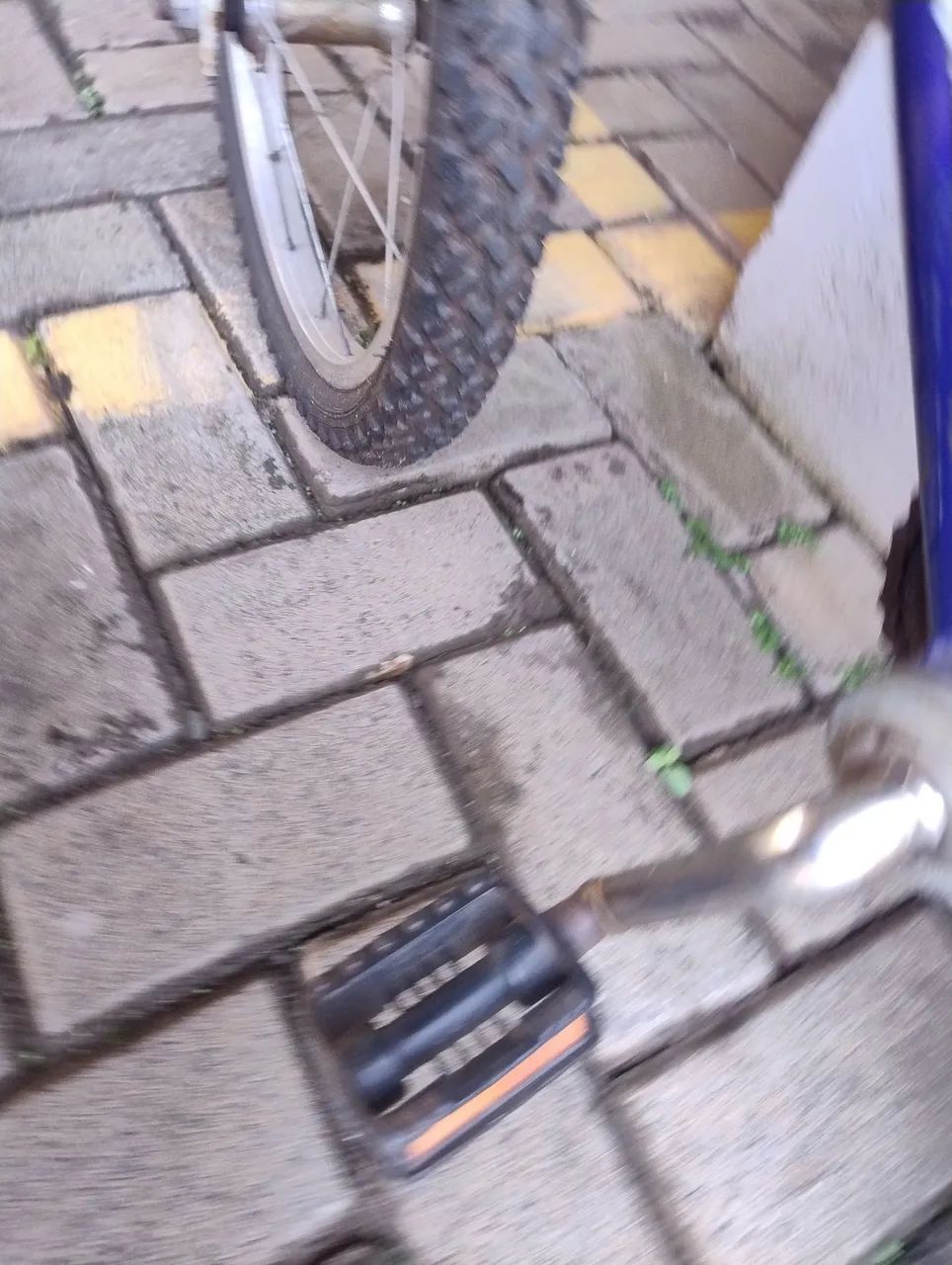 Bicicleta infantil aro 16 com rodinhas - Foto 5