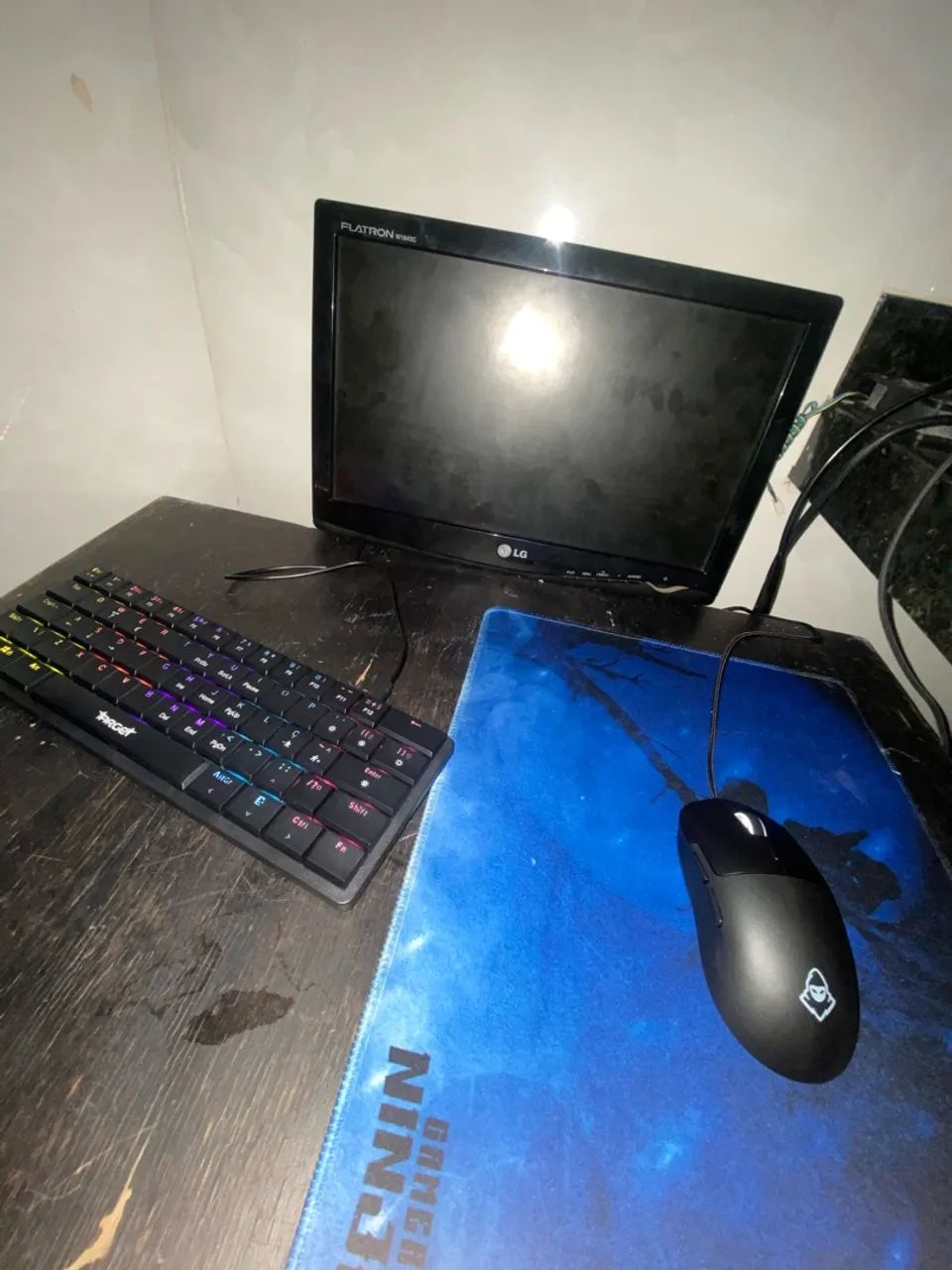Monitor + teclado, mouse e mousepad