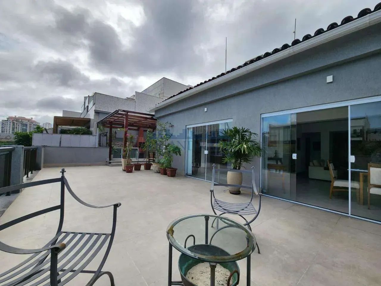 Cobertura linear totalmente reformada, sol da manhã com 317m², na segunda quadra da praia