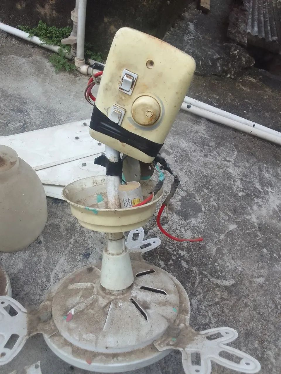 Três ventiladores de teto 