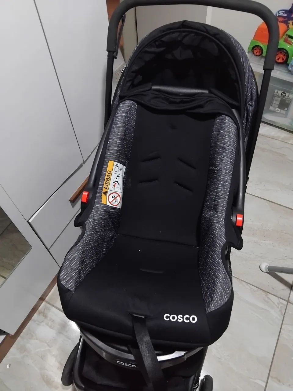 Carrinho de bebê com bebê  conforto  da marca cosco. Semi novo  - Foto 3