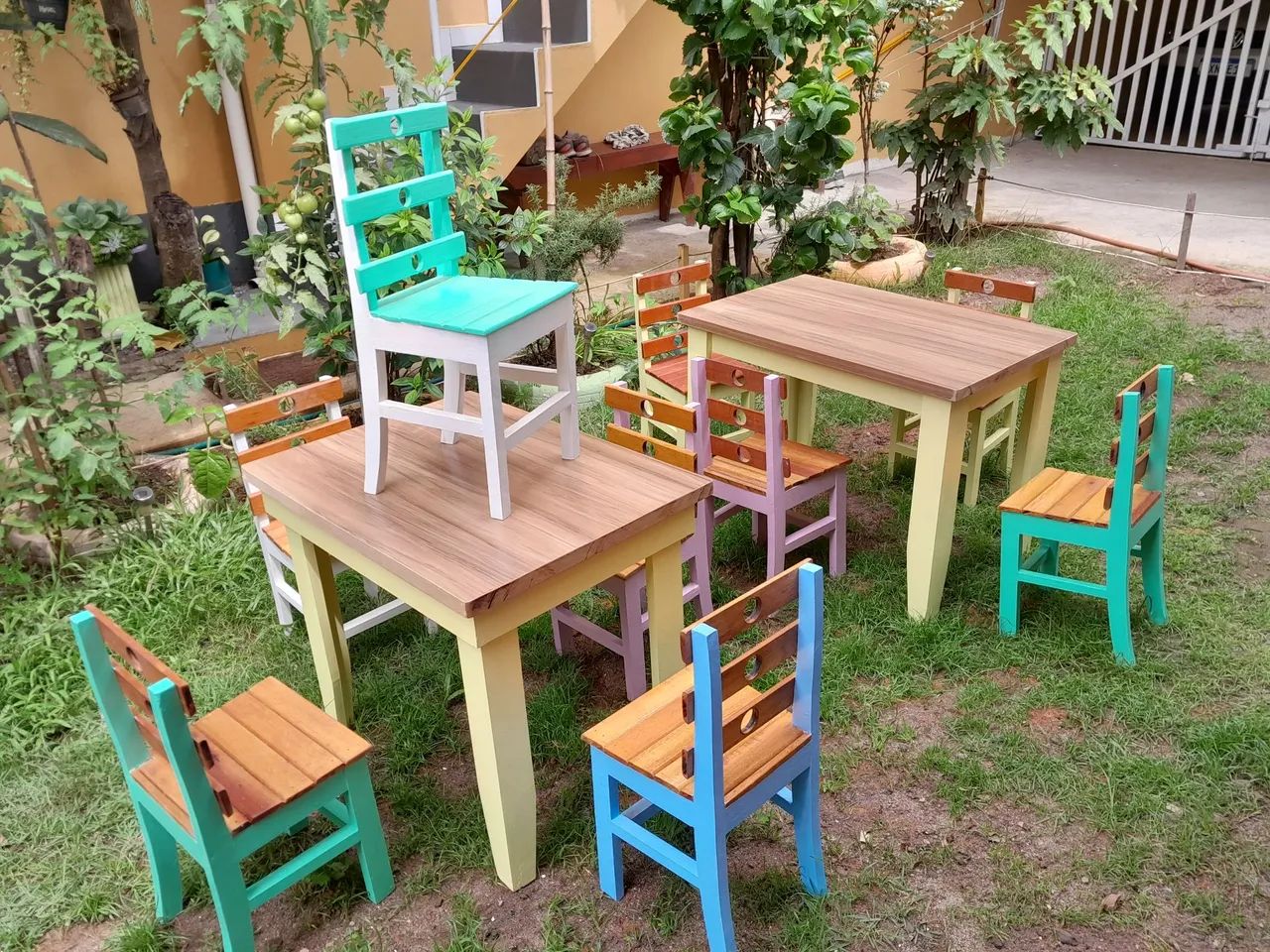 Lindas mesinhas e cadeirinha infantil 