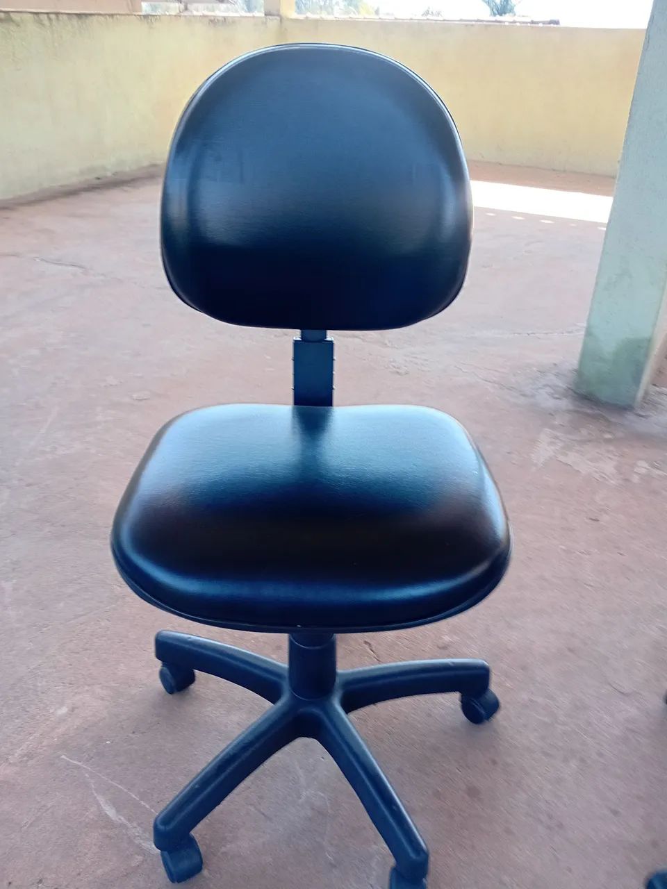 Cadeira de escritório em courino