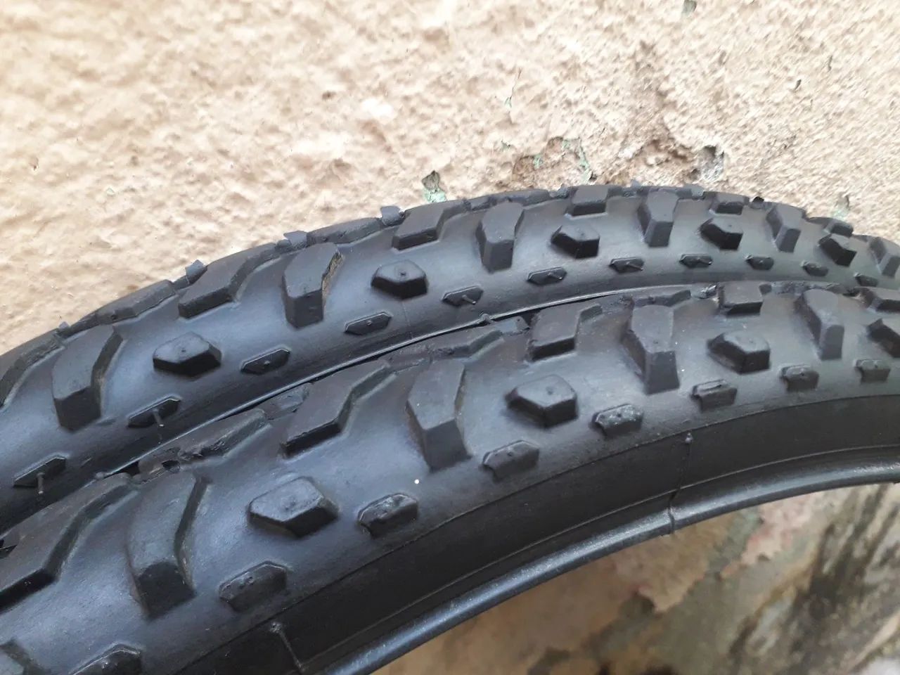 PAR DE PNEUS PIRELLI COM AS CÂMERAS DE AR - Foto 4