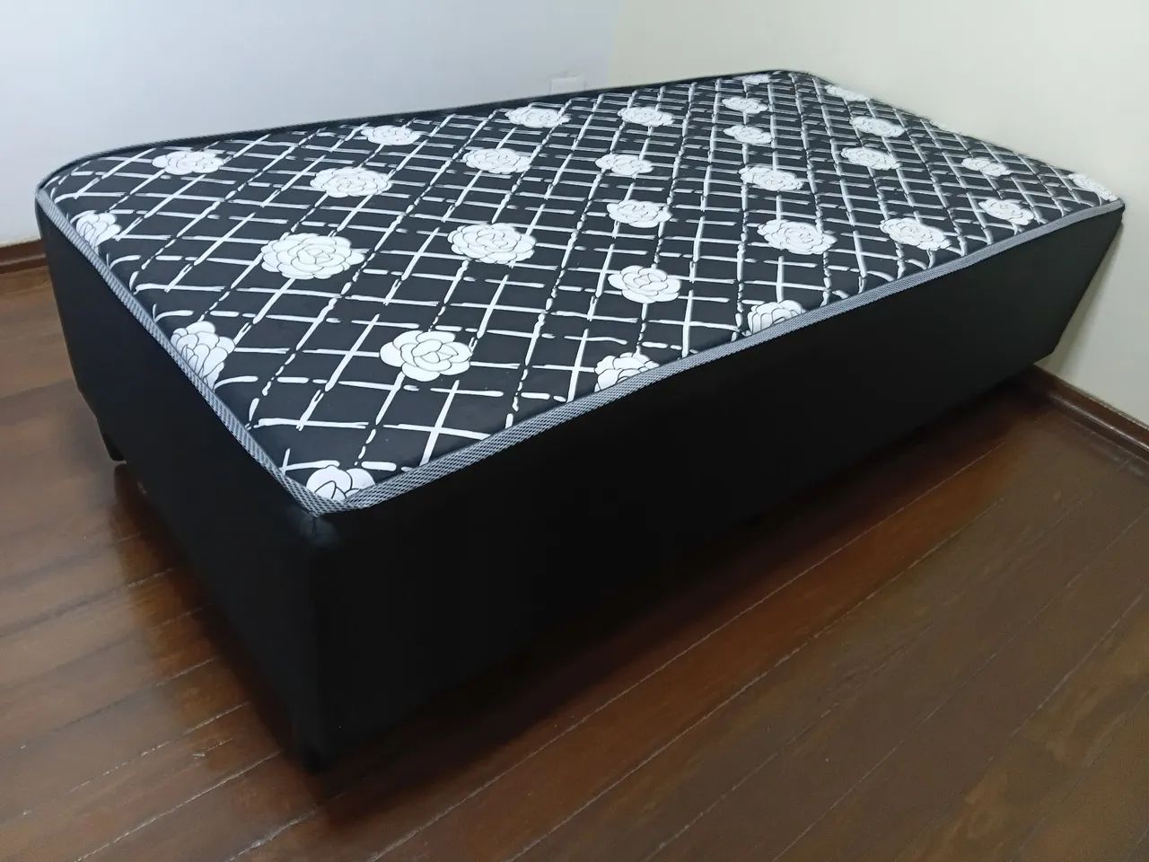Cama Box Solteiro.  Novinha.  Com 8 cm de colchão integrado.de espuma.  - Foto 2