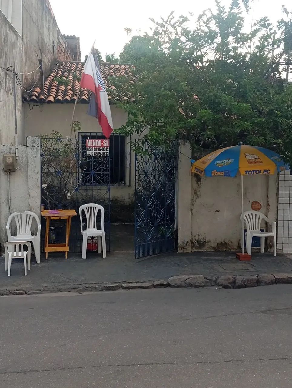 Vende-se casa no Monte Castelo com 2 quartos, extensa área de fundo e com área de frente.