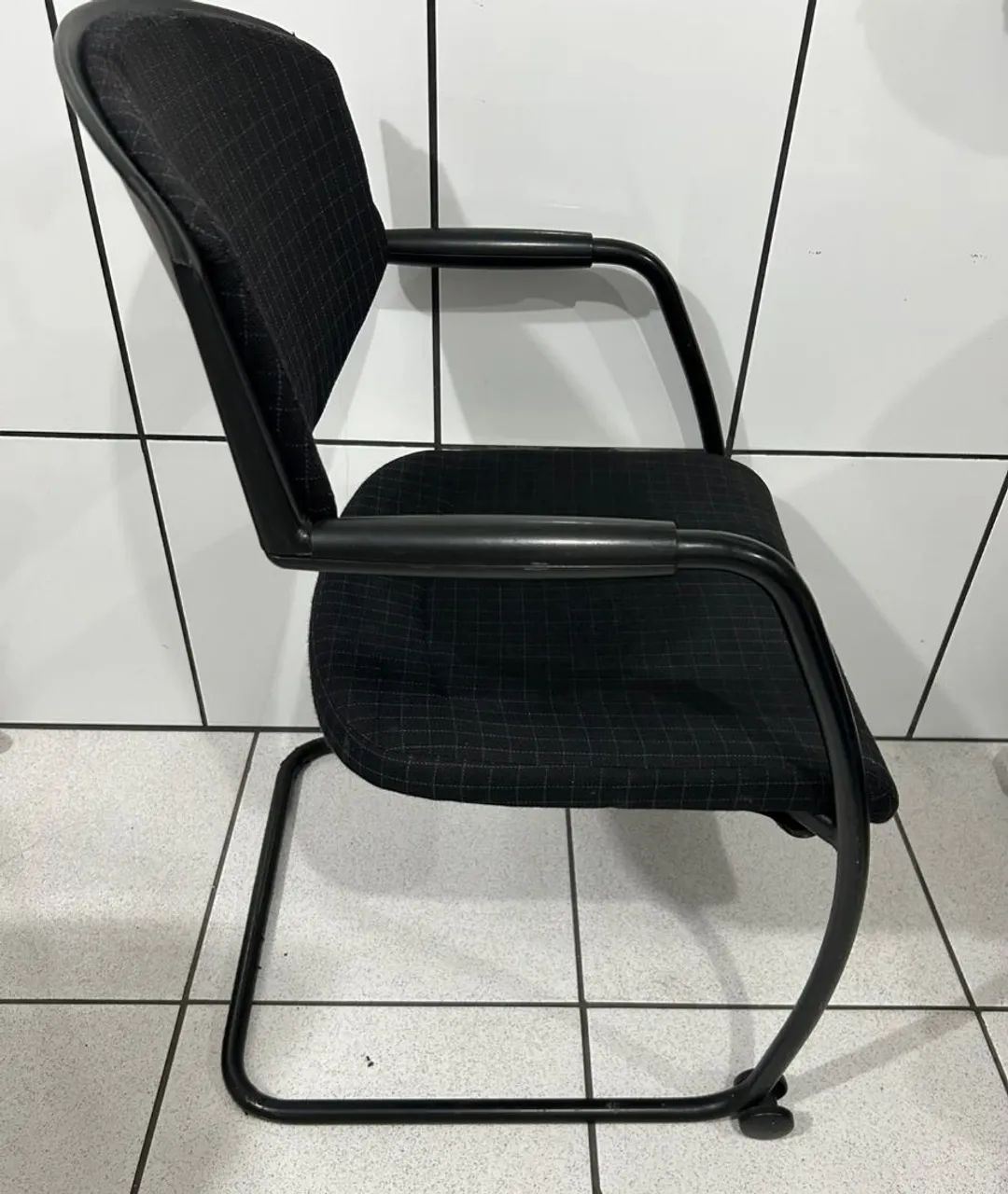 Vendo cadeiras Giroflex fixas  - Foto 5