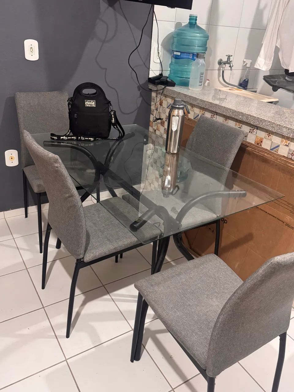 Mesa usada com cadeiras da Tok stok