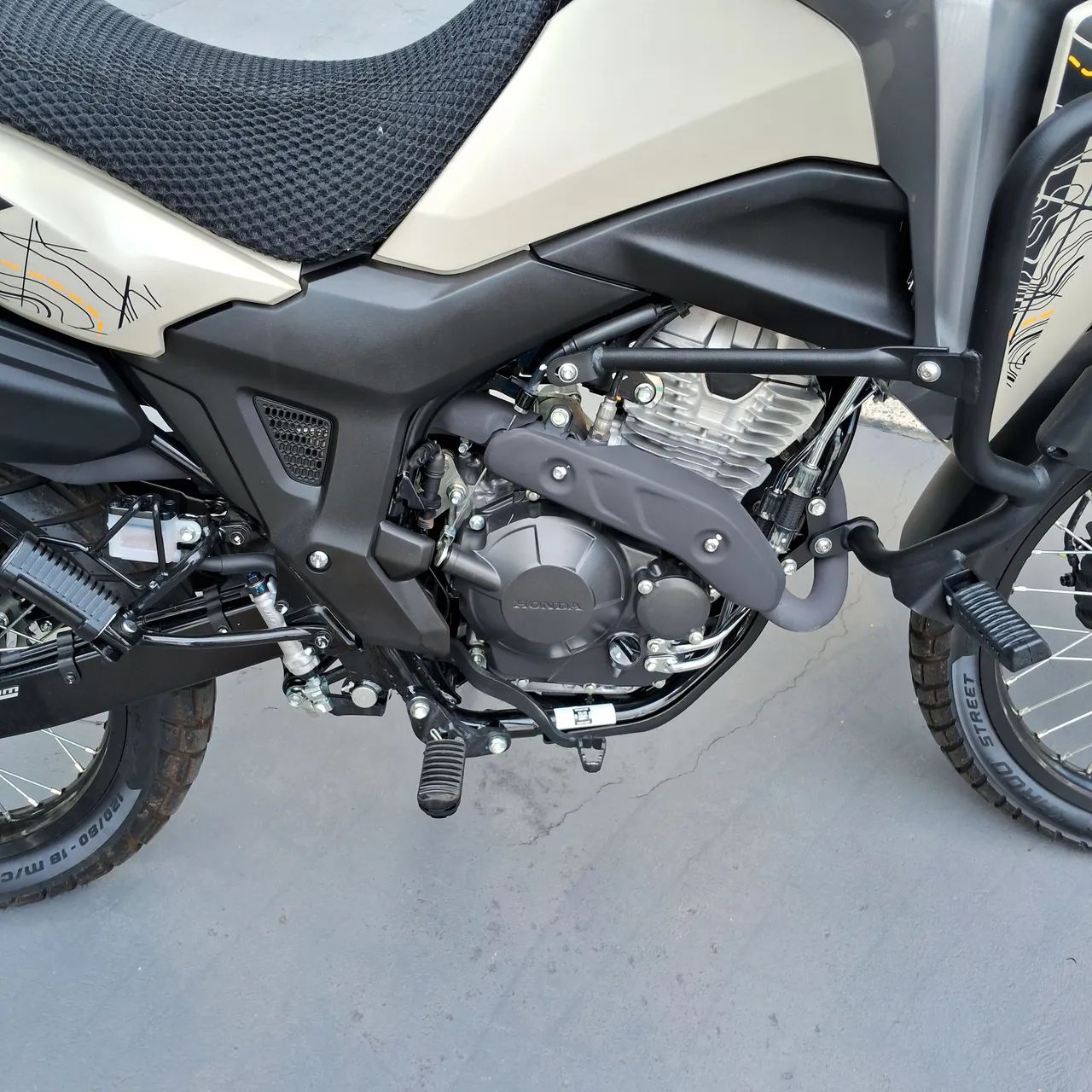 SAHARA 300 ABS 2025 - Foto 3