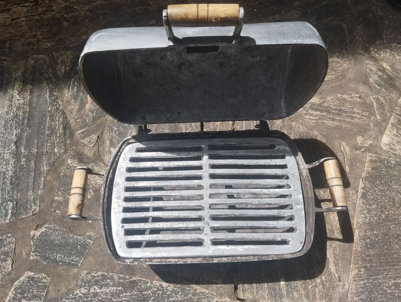 Churrasqueira alumínio com suporte