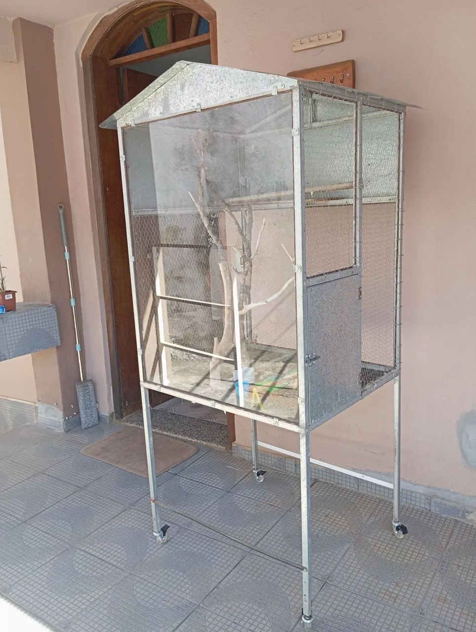 Lindo viveiro com frente em vidro temperado 