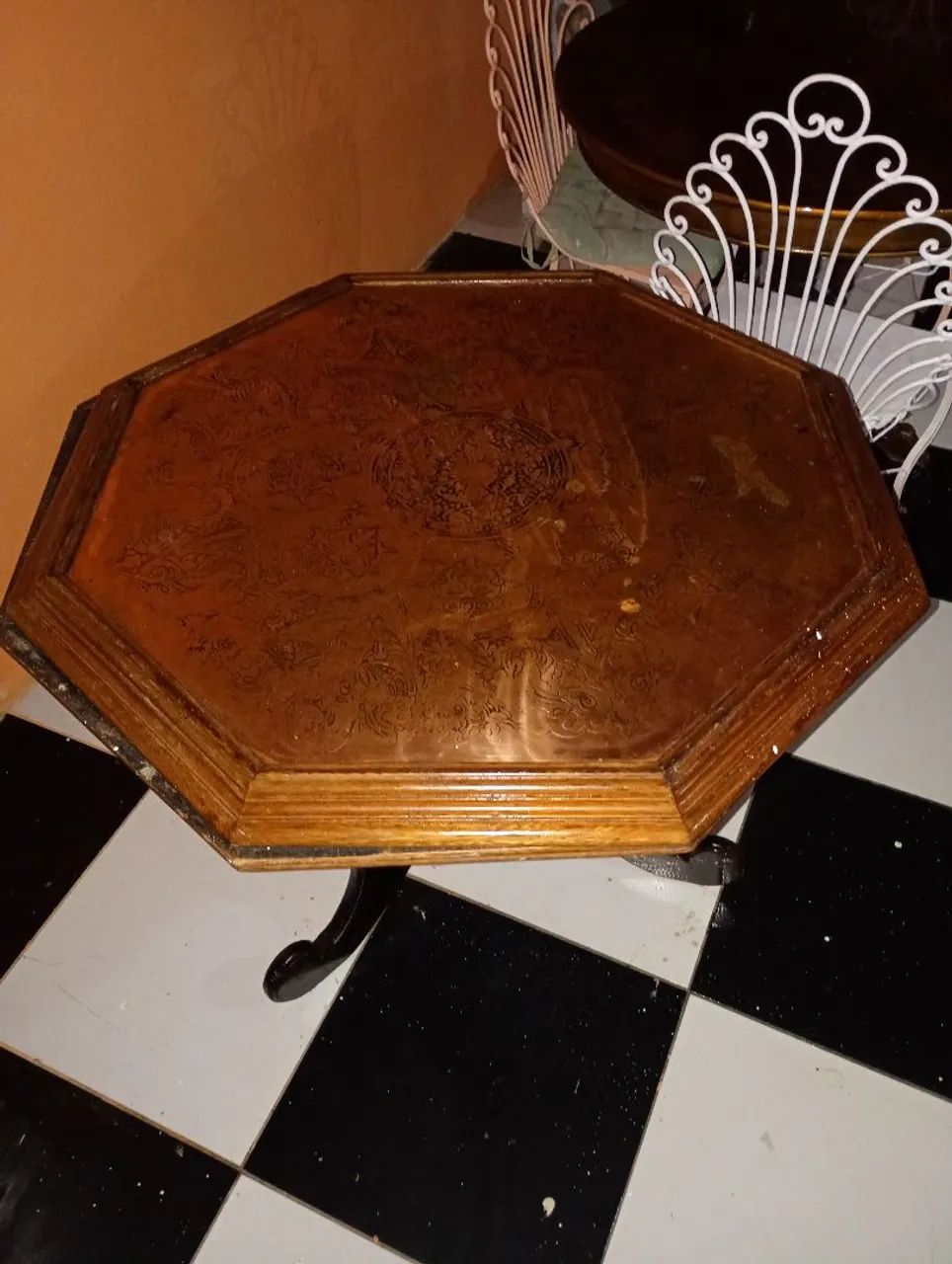 Mesa octagonal em madeira maciça com detalhe em bronze 65048998861443121