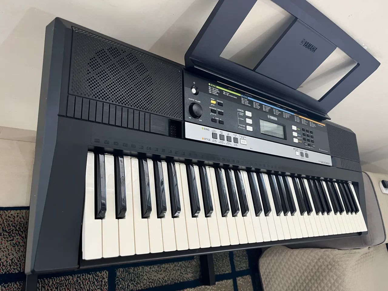 Teclado YAMAHA E243 - Foto 2