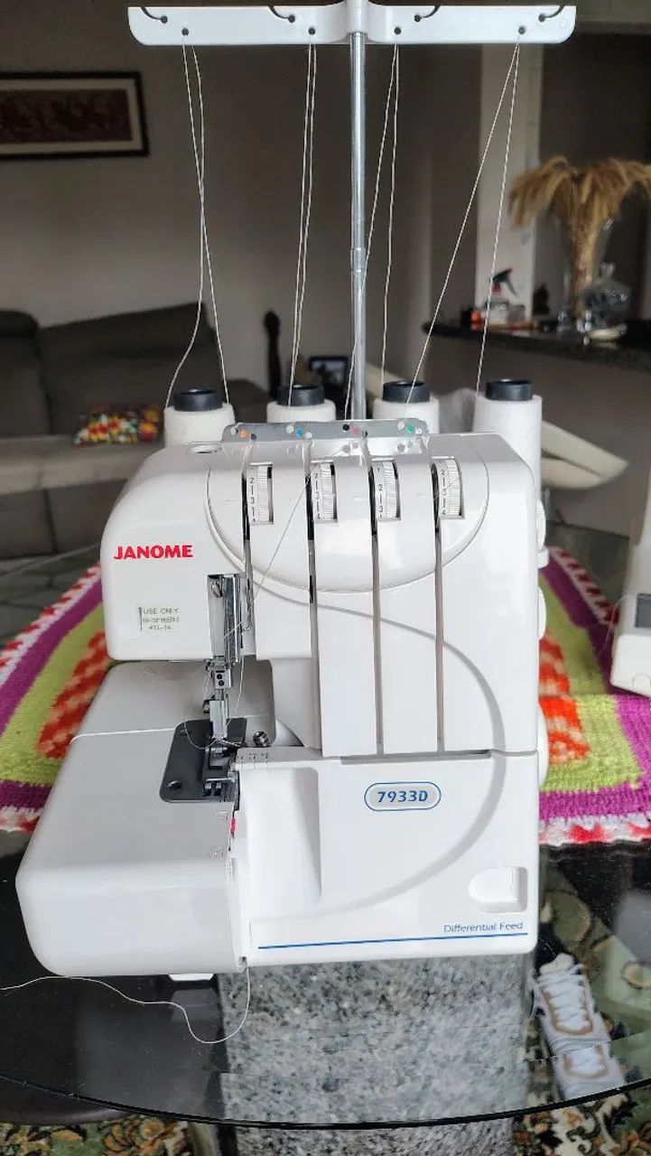 Máquina de costura overloque,R$ 900,00