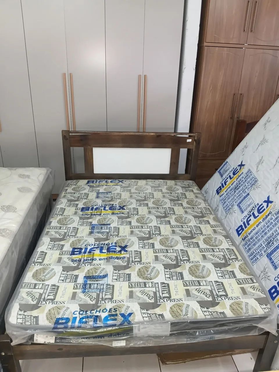 Cama de casal em madeira com colchão- novo