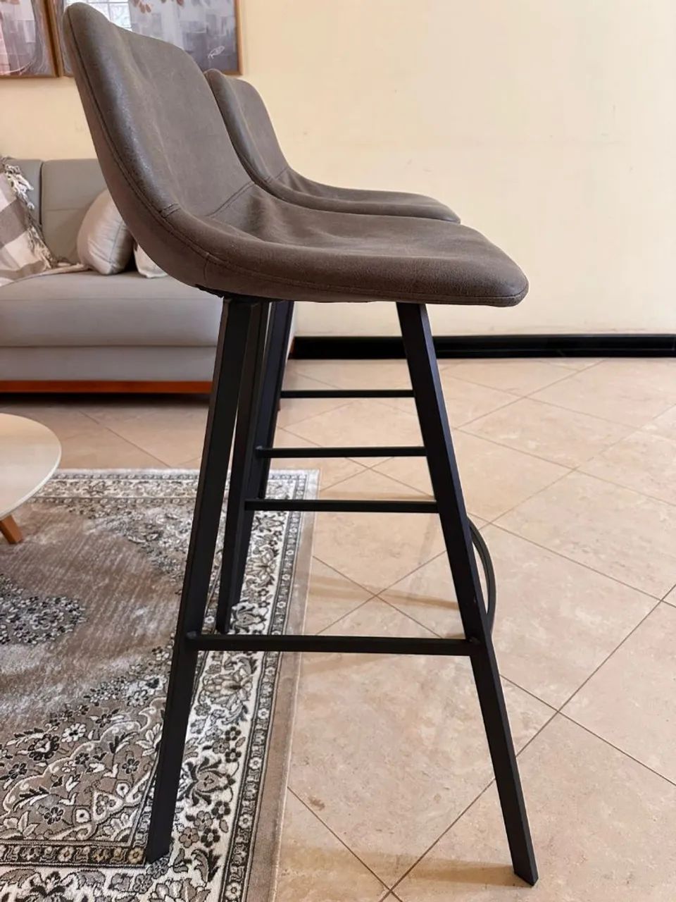 Banqueta Alta Estofada com Base de Metal - Moderna - Foto 4