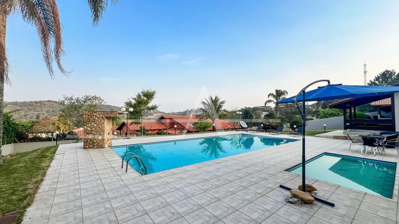 Casa estilo chácara em condomínio com 1.850m², piscina e 3 suítes