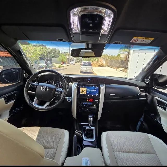 Toyota Hilux SW4 Diamond 2.8 TB 4x4 Die. Aut., foto 9 de 11