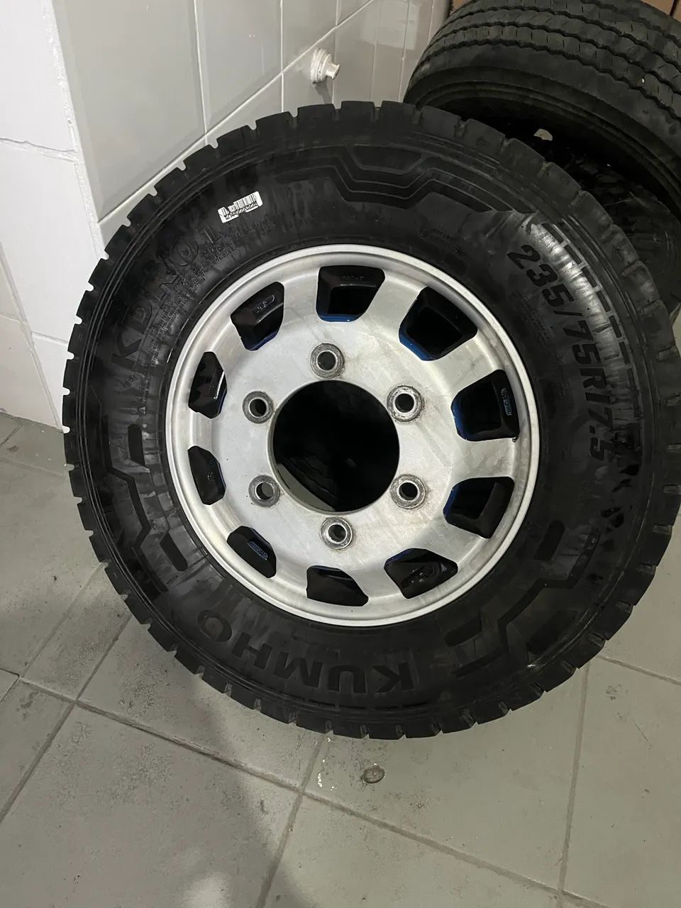 Jogo com 4 Rodas de Alumínio para Caminhão 3/4 + Pneu Kumho 235/75 R17.5 - Foto 3