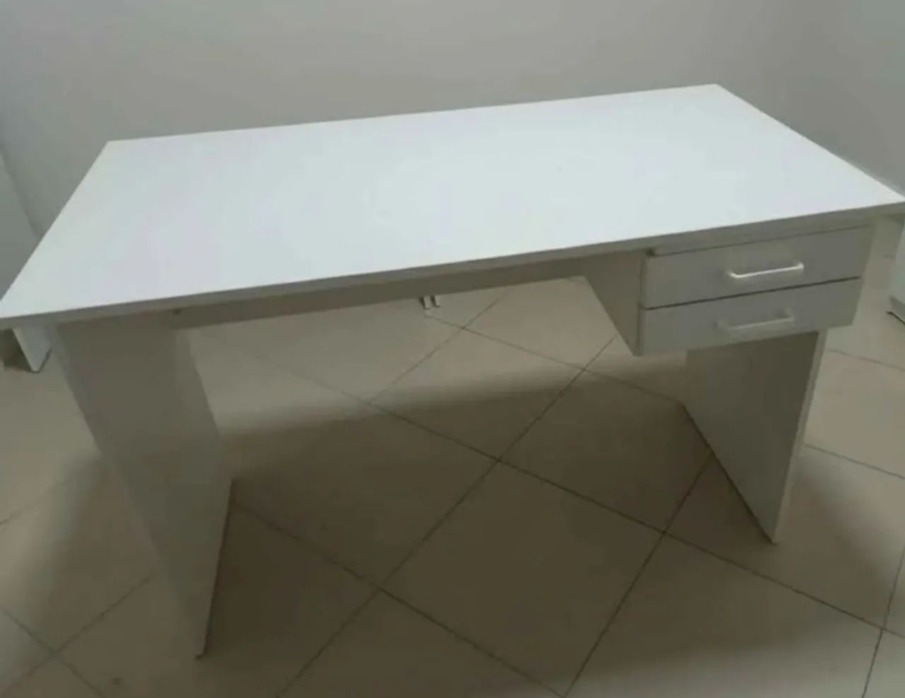 Mesa robusta com 2 gavetas65048978607875120