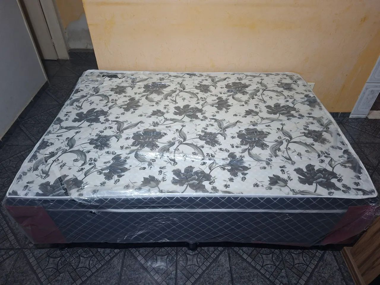 Cama de casal quase nova