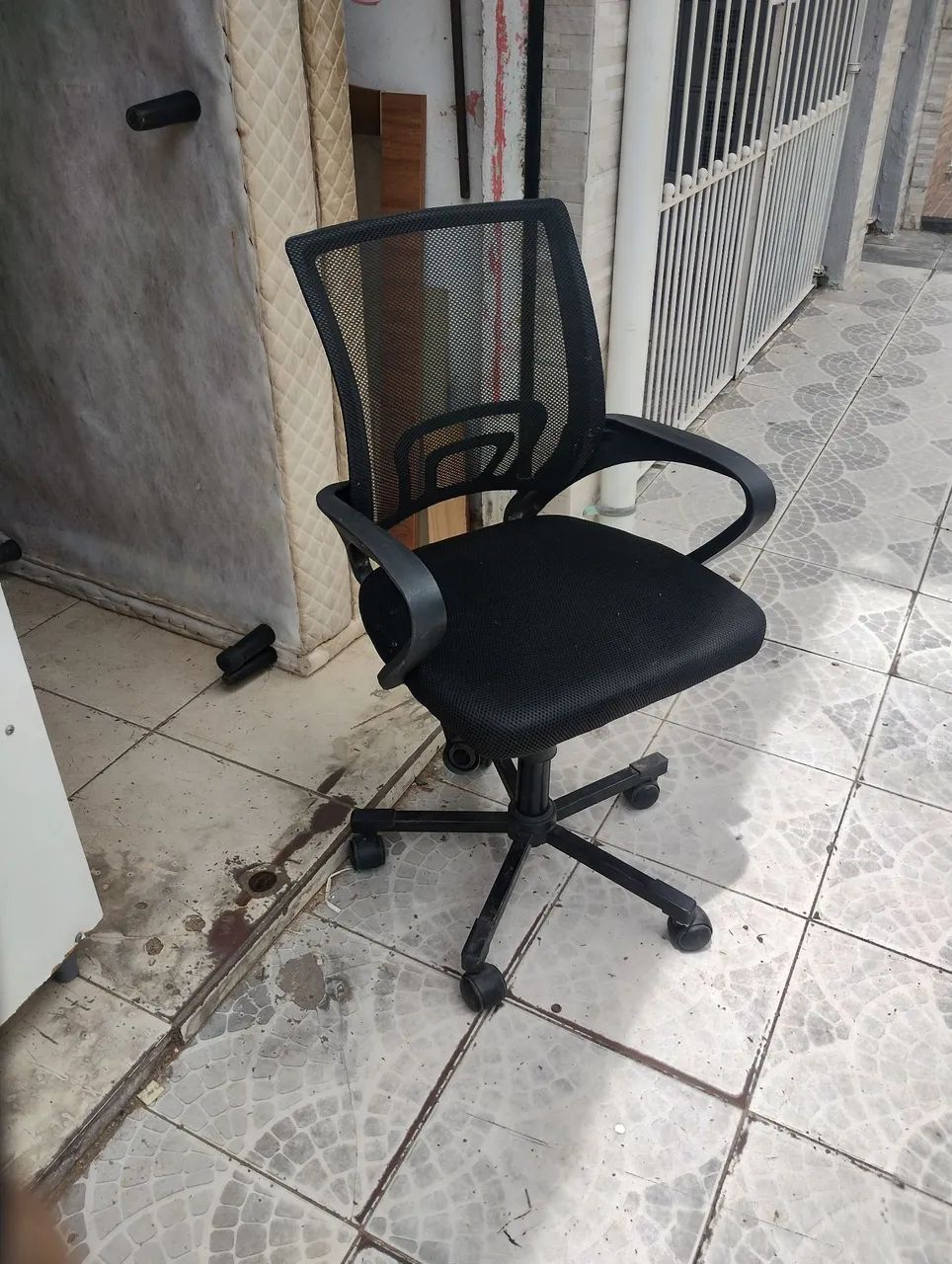 Vendo cadeira escritório bem conservado 