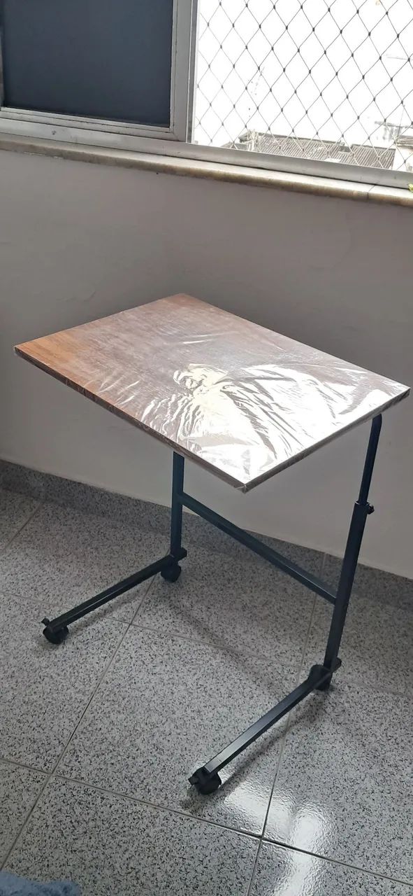 Mesa com rodízios