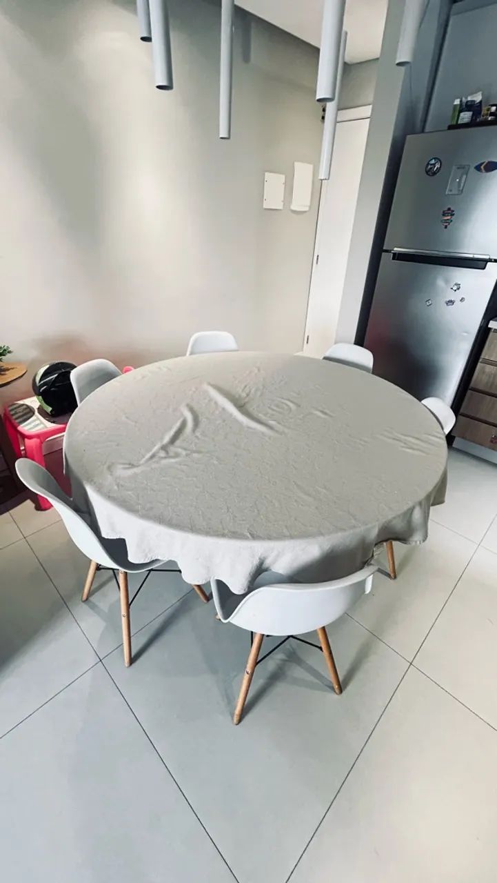 Mesa de jantar redonda 1,40 com 6 cadeiras