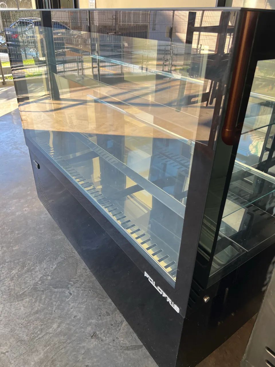Vitrine Refrigerada Polofrio 5037 Gourmet preta 1,44m - Foto 3