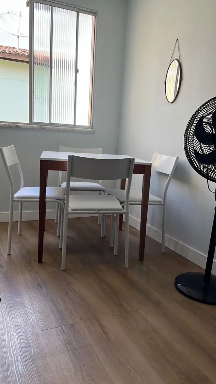 Conjunto de mesa com 4 cadeiras da ToK Stock 