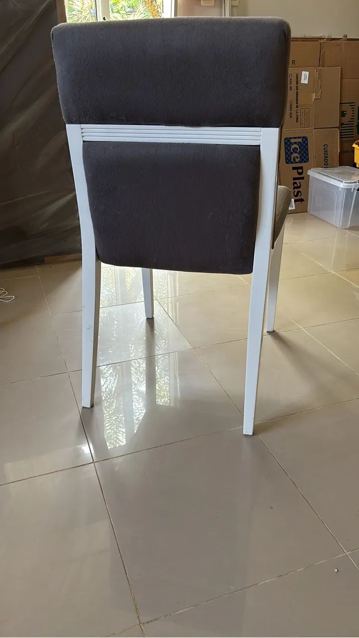 Conjunto de 4 cadeiras branco e cinza. - Foto 2