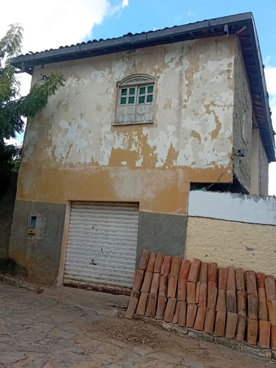 Casa com ponto comercial em baixo.