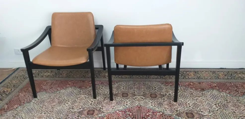 Duas poltronas de couro cor conhaque em laca preta impecável (preço do par) - Foto 3